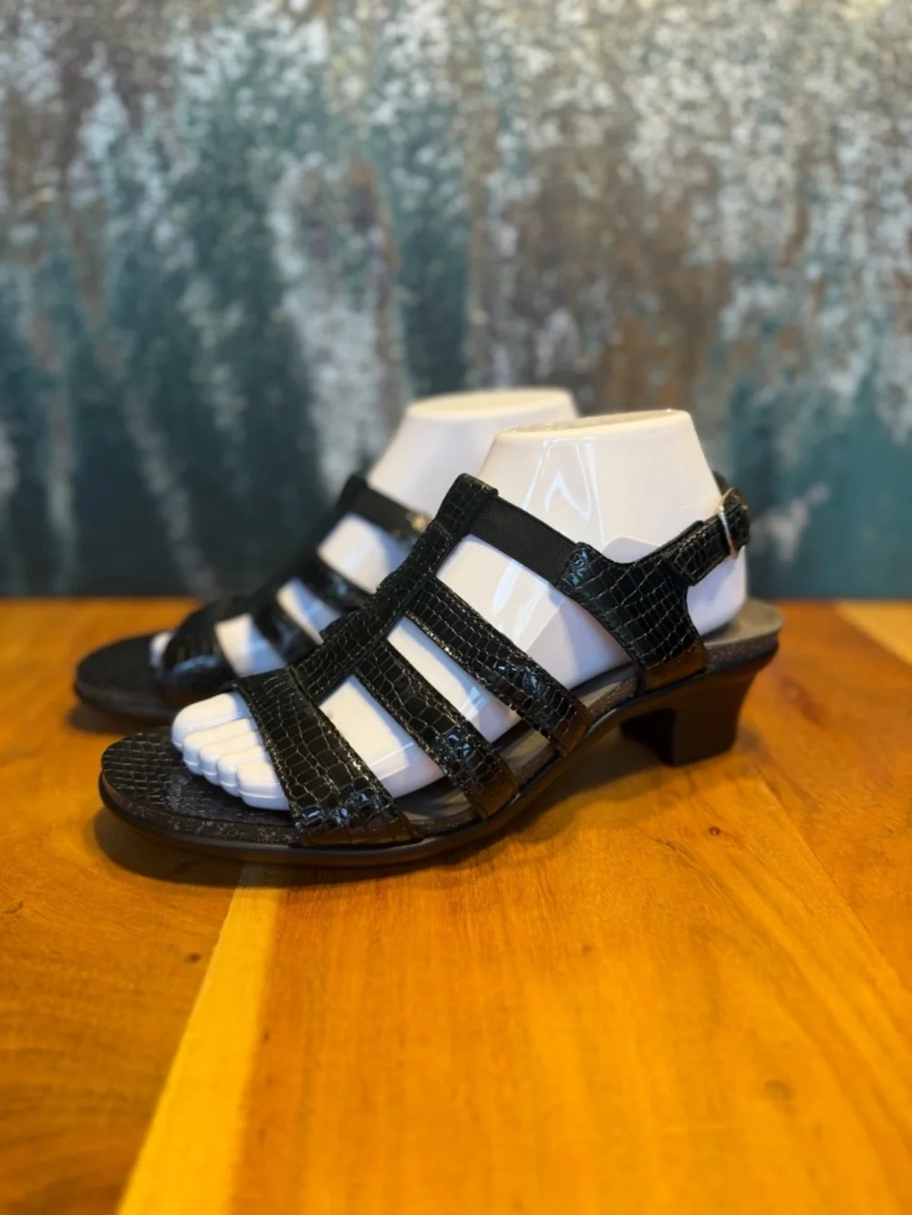 SAS‎ Classic Comfort Tripad Black Embossed Sandals 9W (VGUC)